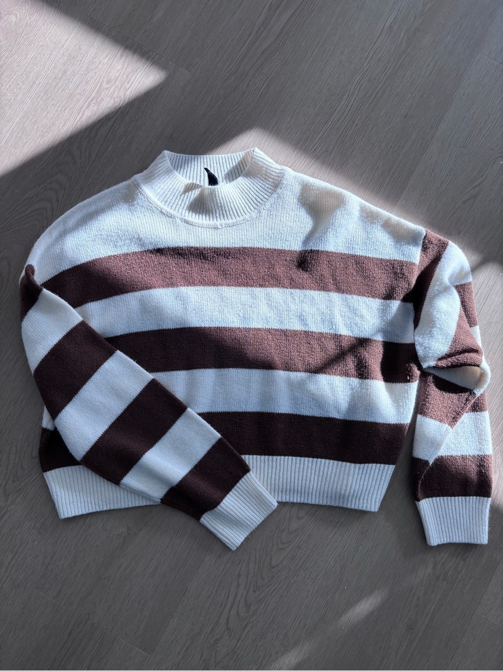 Divided Cropped Striped Crewneck Sweater - White & Brown